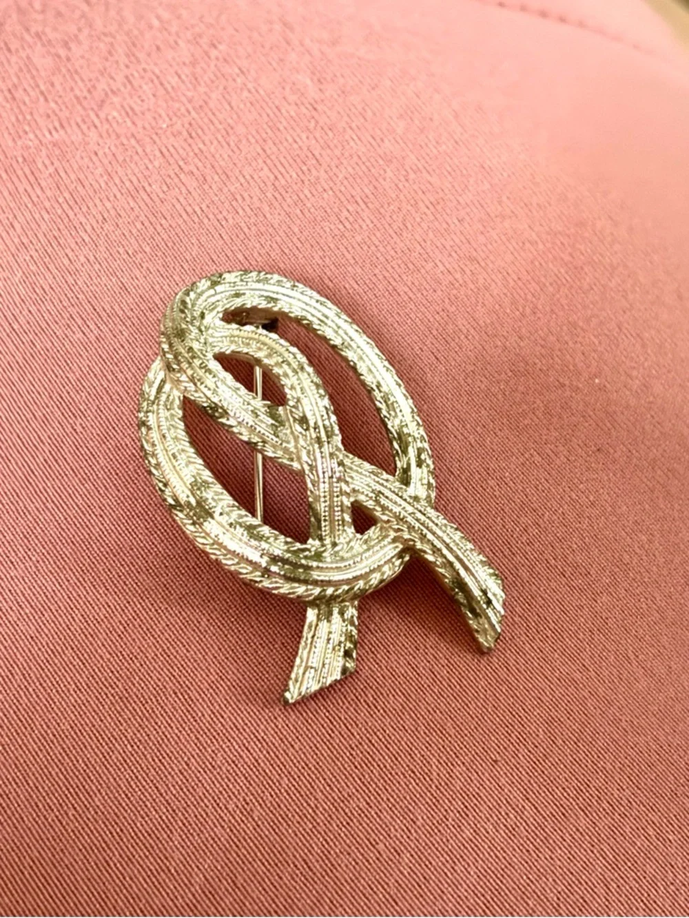 Vintage estate sale 1960 s Knotted Ribbon Brooch -Crown Trifari